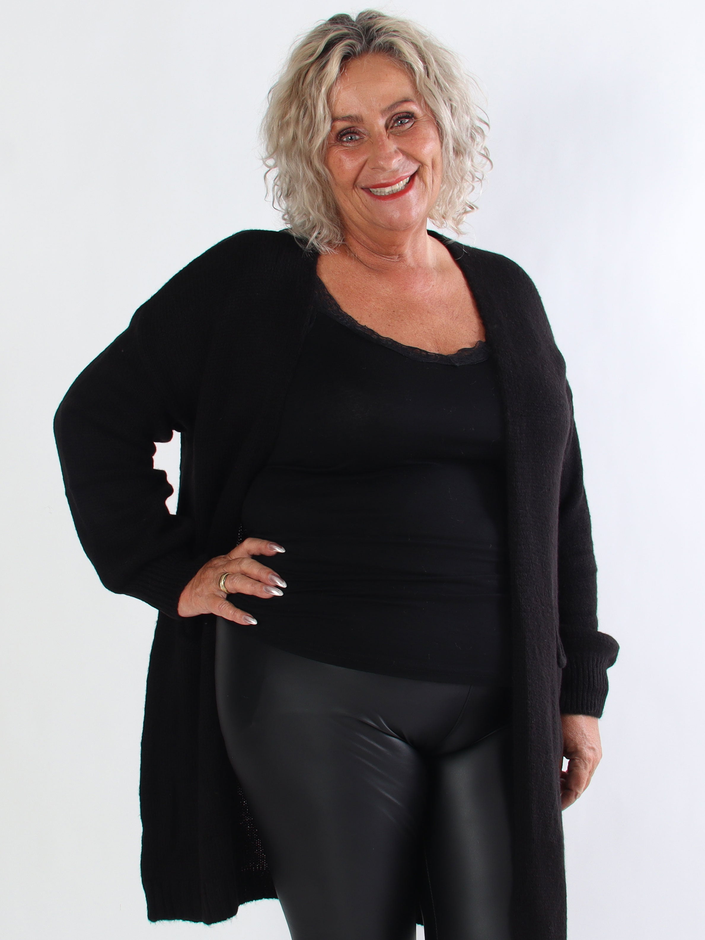 Valentine - Stickad plus size kofta med fickor